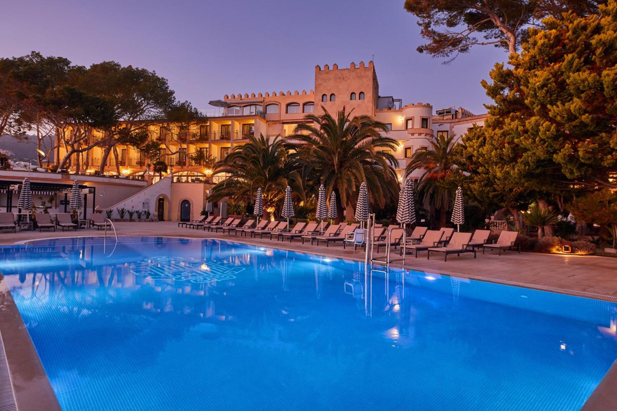 Secrets Mallorca Villamil Resort & Spa - Adults Only 帕格拉 外观 照片 The hotel at night