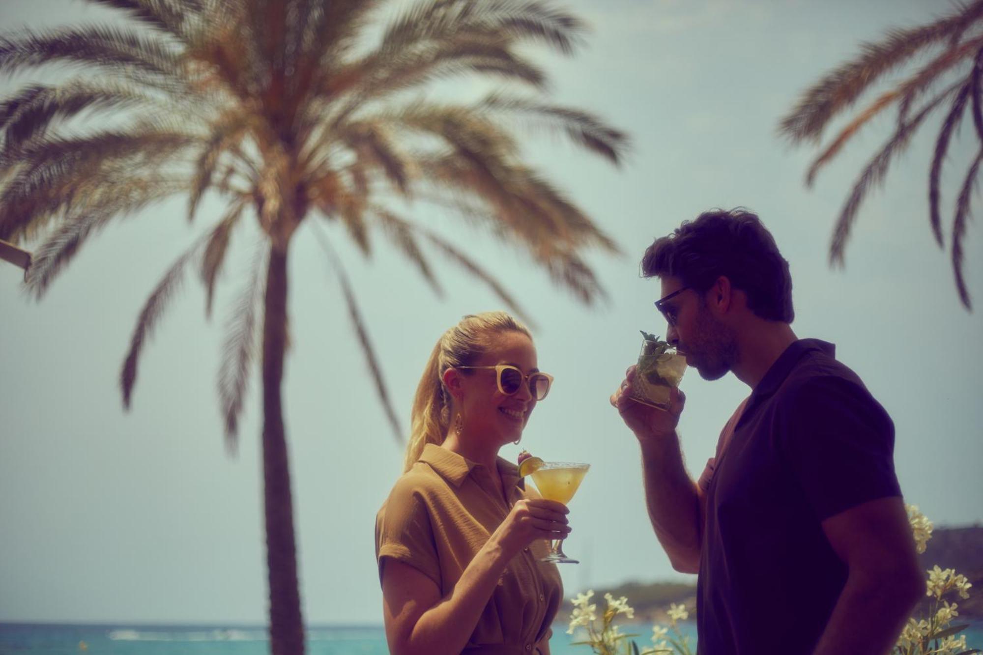 Secrets Mallorca Villamil Resort & Spa - Adults Only 帕格拉 外观 照片 A couple drinking cocktails