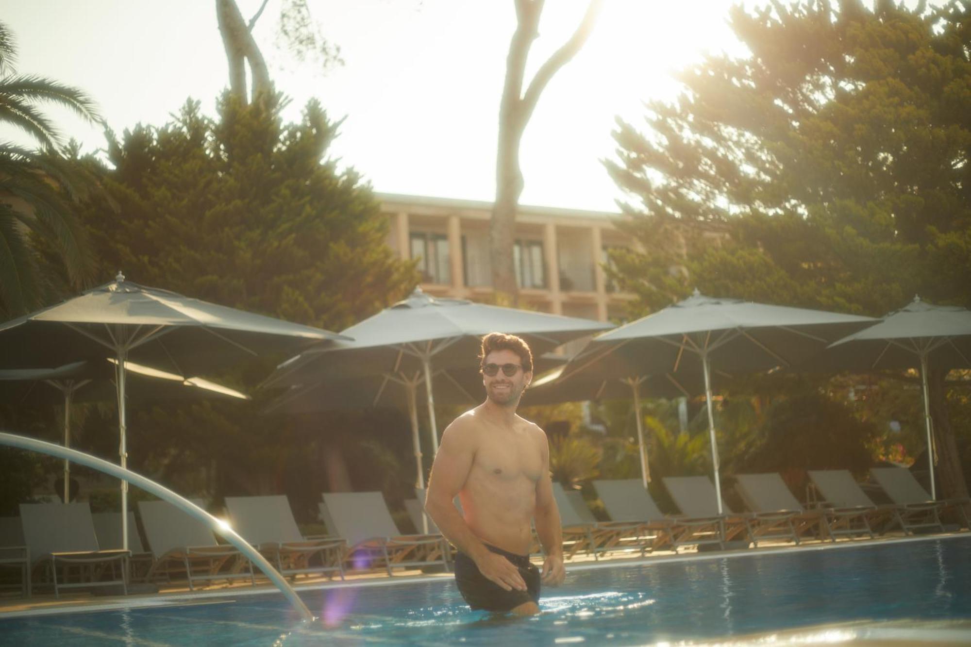 Secrets Mallorca Villamil Resort & Spa - Adults Only 帕格拉 外观 照片 A man in a swimming pool