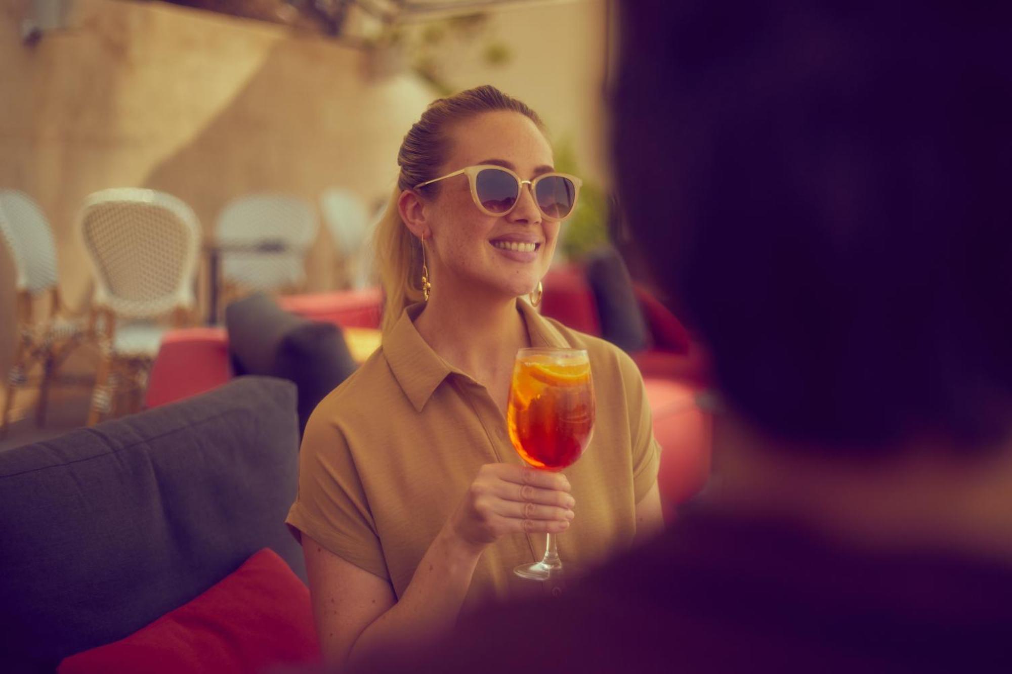 Secrets Mallorca Villamil Resort & Spa - Adults Only 帕格拉 外观 照片 A woman drinking an Aperol Spritz